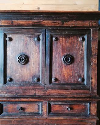 Credenza stipo XVII sec. in legno di noce massello