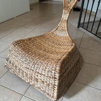 Sedia in vimini con pouf e cuscino