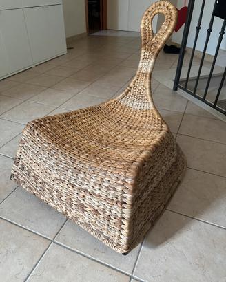 Sedia in vimini con pouf e cuscino