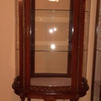 VETRINA BIFACCIALE ILLUMINATA.