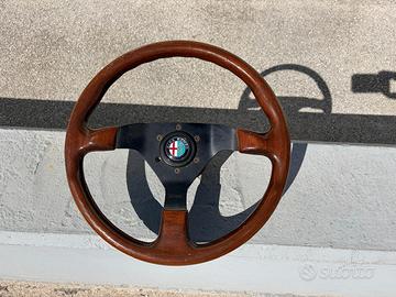 Volante Momo in legno completo di mozzo e clacson 