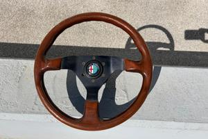 Volante Momo in legno completo di mozzo e clacson 