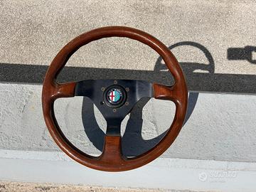 Volante Momo in legno completo di mozzo e clacson 