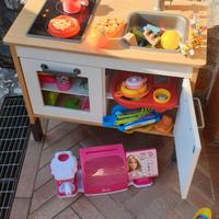 cucina in legno completa di accessori per bambina