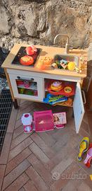 cucina in legno completa di accessori per bambina