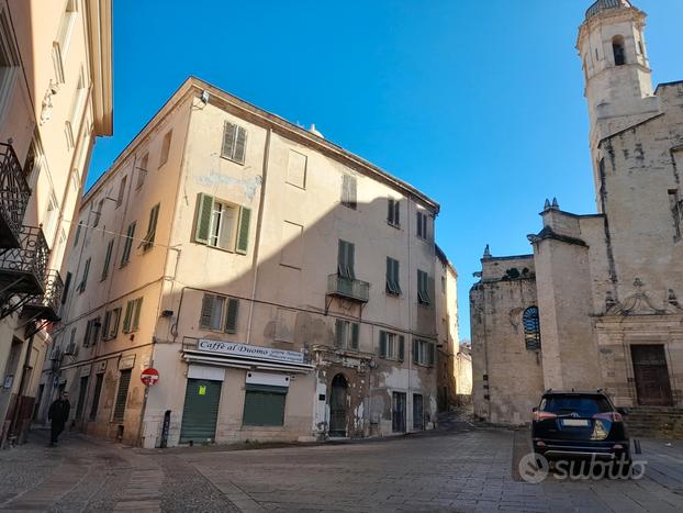 DUOMO San Nicola, locale fronte piazza