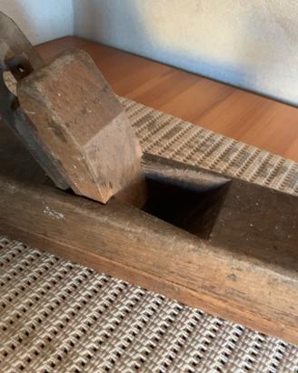 Antica pialla in legno