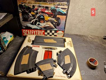 pista SCALEXTRIC + parti extra e macchinine