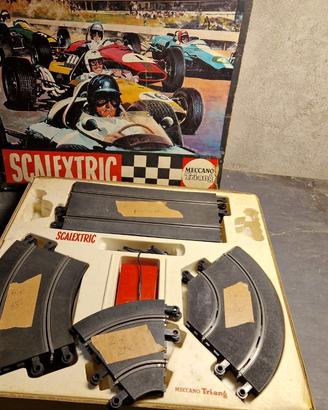 pista SCALEXTRIC + parti extra e macchinine