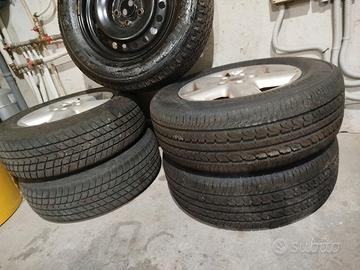 Cerchi in lega con gomme