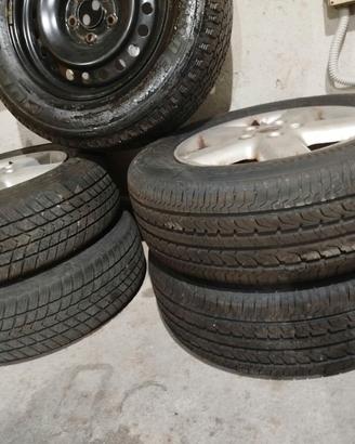 Cerchi in lega con gomme