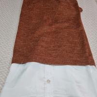 Maglia color mattone con bordi e colletto 