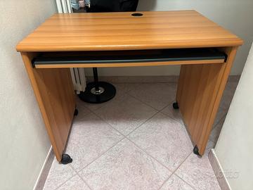 Scrivania porta pc.