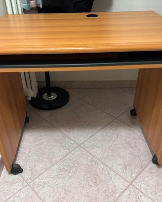 Scrivania porta pc.