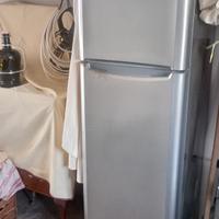 comò antico  e frigorifero  funzionante 