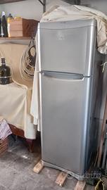 comò antico  e frigorifero  funzionante 