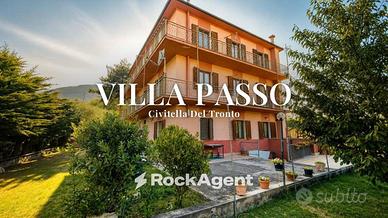 Casa indipendente di 381 m² con più di 5 locali a 