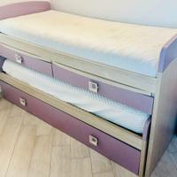 Mobile da tre letti sovrapposti con scrivanie