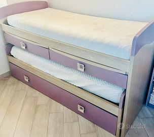 Mobile da tre letti sovrapposti con scrivanie