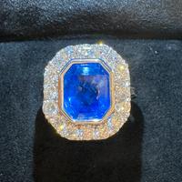 Anello in oro con zaffiro e diamanti