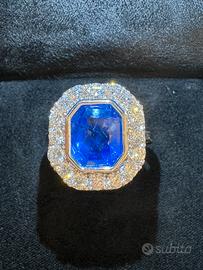 Anello in oro con zaffiro e diamanti