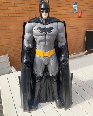 Batcaverna con personaggio