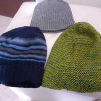 3 cappelli donna invernali di cui quello grigio nu