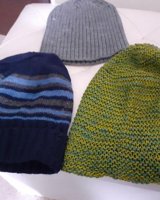 3 cappelli donna invernali di cui quello grigio nu