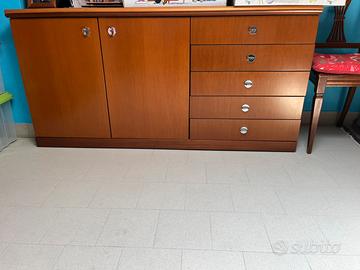 Mobile di legno basso e lungo