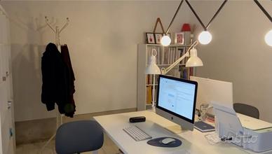 Postazione coworking in confortevole studio
