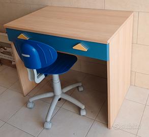 scrivania con sedia