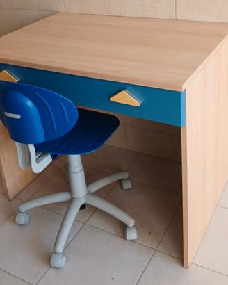 scrivania con sedia