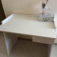 scrivania e sedia con ruote