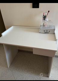 scrivania e sedia con ruote