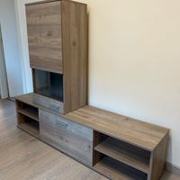 Soggiorno con mobile porta TV e vetrina da parete