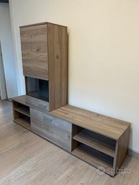 Soggiorno con mobile porta TV e vetrina da parete