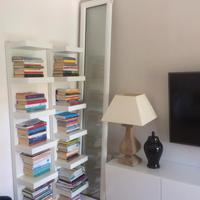 Due librerie uguali bianche