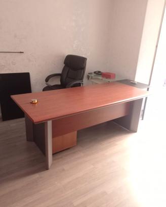 Scrivania da ufficio in legno di ciliegio