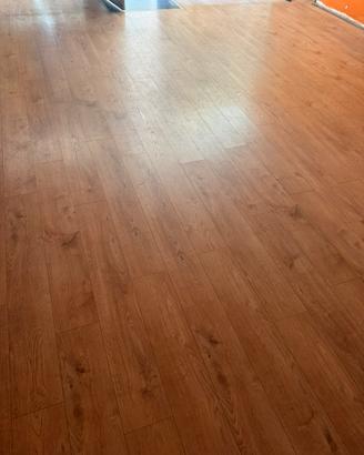 Pavimento flottante effetto legno a incastro- 45m²