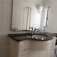 mobile da bagno con grande specchiera