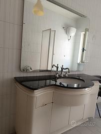 mobile da bagno con grande specchiera