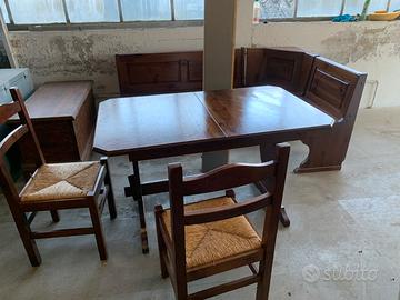 Cassapanca ad angolo con tavolo