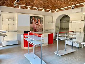 Arredo negozio praticamente nuovo