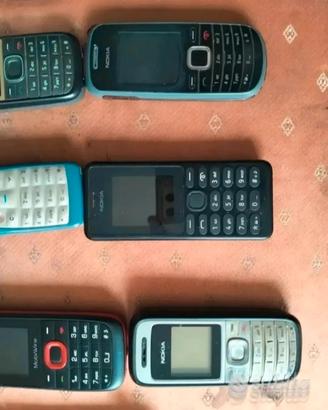 Cellulari vintage in blocco 