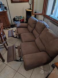divano con poggia piedi 