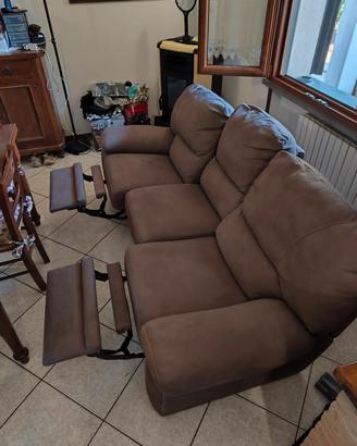 divano con poggia piedi 