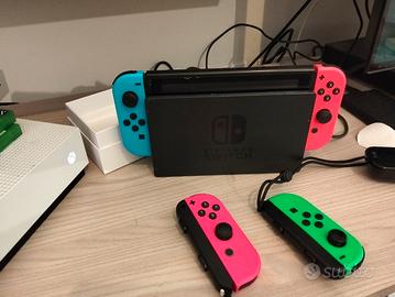 Nintendo switch+ 4 joystick+ custodia + 2 GIOCHI 