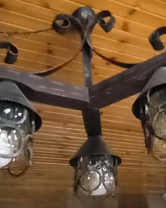 LAMPADARI IN FERRO BATTUTO E LEGNO