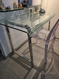 scrivania e sedia in plexiglass