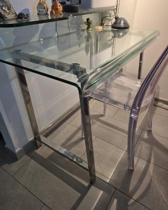 scrivania e sedia in plexiglass